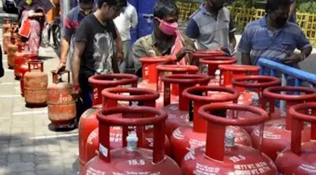 After Continous Rise In Oil Prices, Commerical LPG Price Rose By ₹250/Cylinder From Today