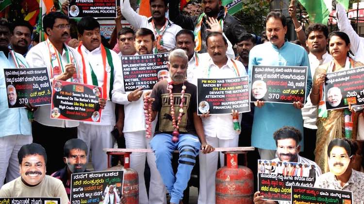 Congress protest against the increased price of cy