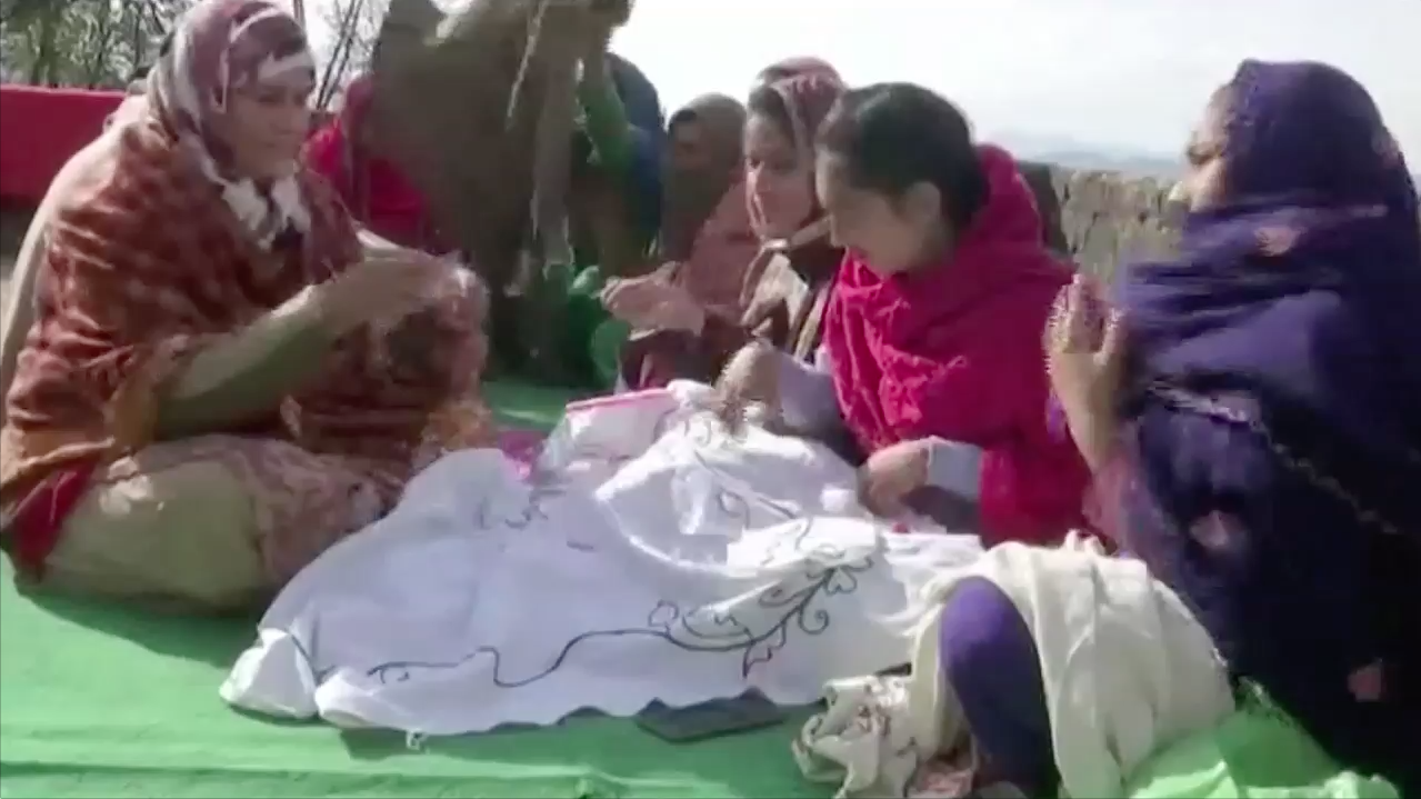 Kashmiri Embroidery Making Rajouri Women Self-Depe