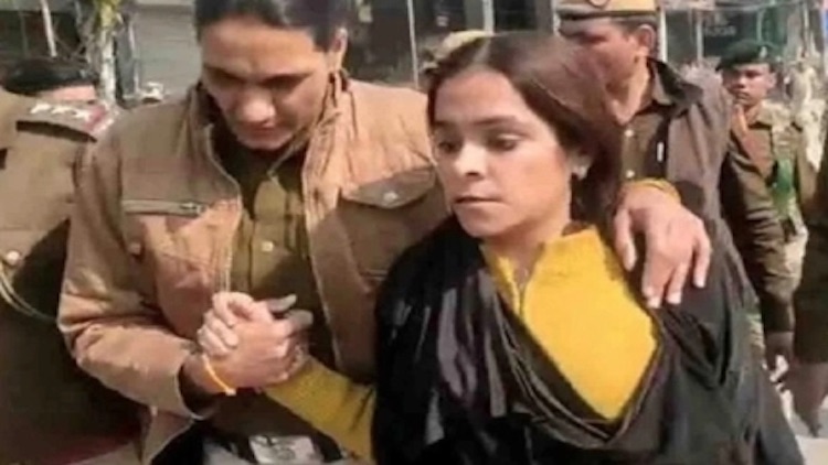 Burqa-Clad Woman Infiltrates Shaheen Bagh Protest 