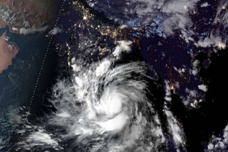 Storm rises from Bay of Bengal, High alert in West