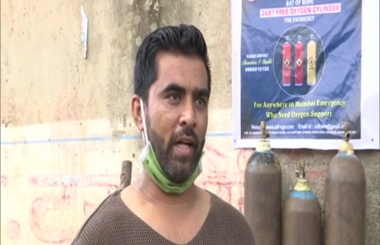 Mumbai Man Distributes Free Oxygen Cylinders After