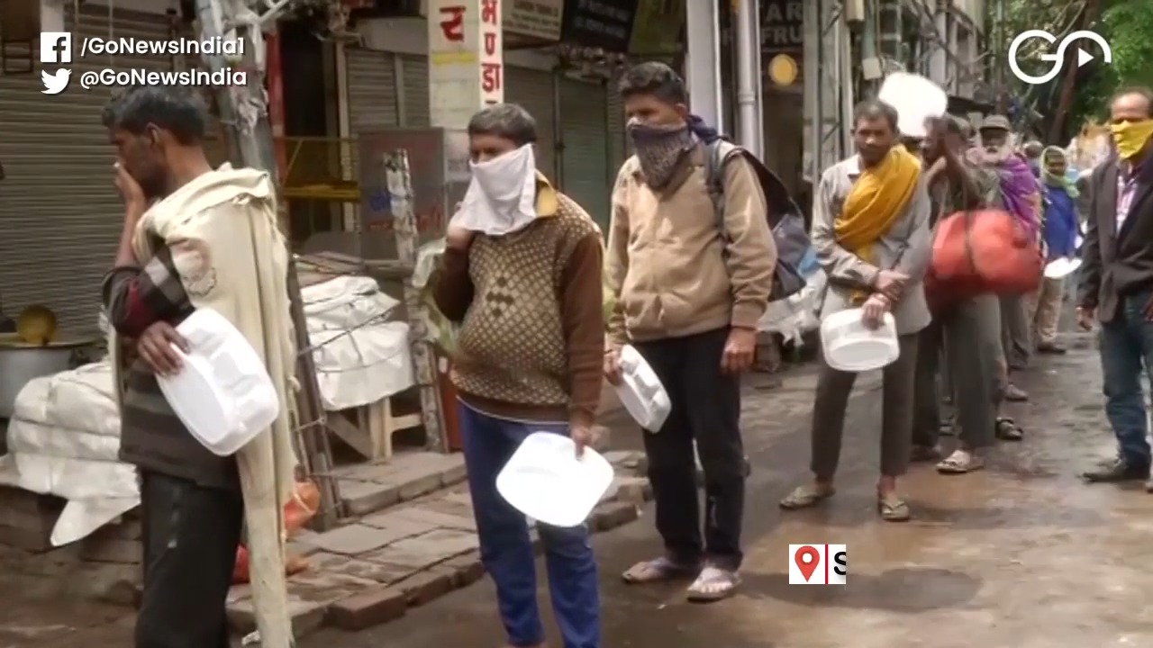 Good Samaritans Feed Daily Wage Labourers In Delhi