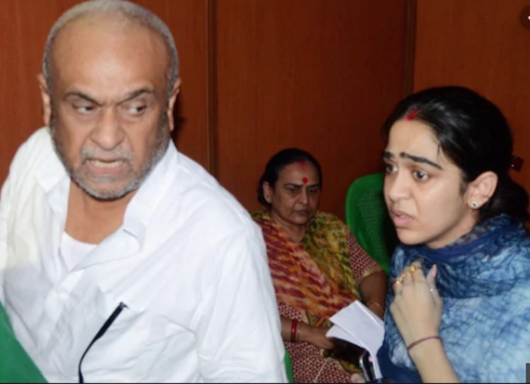 After the estrangement from Tej Pratap, mother-in-