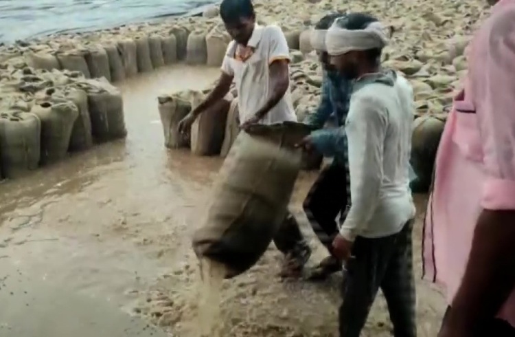 Madhya Pradesh: After wheat, gram sacks are soaked