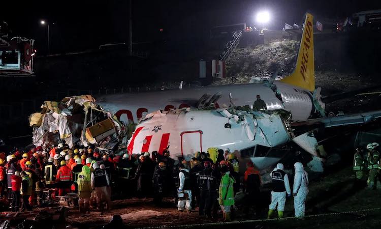 3 died  by passenger plane sliding in Istanbul, Tu